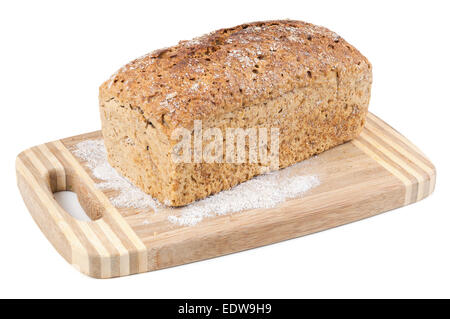 Pane integrale su un tagliere isolato su sfondo bianco con tracciato di ritaglio Foto Stock