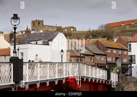 Regno Unito, Inghilterra, nello Yorkshire, Whitby, Swing ponte sul fiume Esk Foto Stock