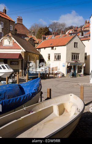 Regno Unito, Inghilterra, Yorkshire, Robin Hood's Bay, villaggio inferiore, barche nel Dock Foto Stock