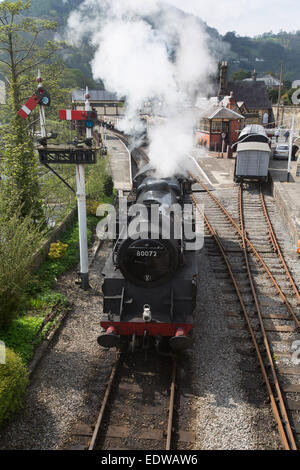 Il villaggio di Llangollen, in Galles. Le ferrovie britanniche standard locomotiva a vapore 80072 a Llangollen Railway Station. Foto Stock
