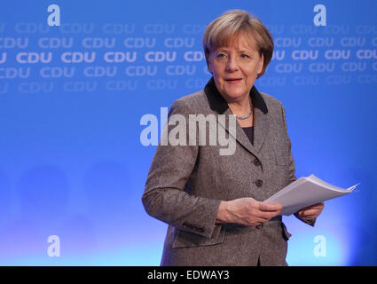 Amburgo, Germania. Decimo gen, 2015. Il cancelliere tedesco Angela Merkel (CDU) sorge sul podio dopo una conferenza stampa dopo la riunione chiusa della CDU consiglio federale ad Amburgo, Germania, 10 gennaio 2015. Foto: CHRISTIAN CHARISIUS/dpa/Alamy Live News Foto Stock