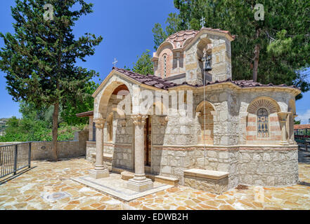 Piccola chiesa ortodossa nel villaggio su Cipro Foto Stock