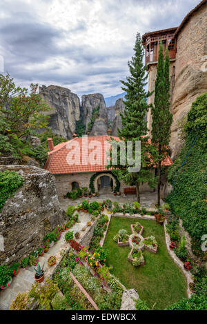 Cortile del Monastero Santo di Rousanou nelle rocce di Meteora. La Grecia Foto Stock