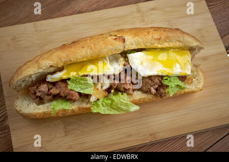 Cheesesteak - panino combinando frizzled carni bovine, le cipolle e formaggio in una piccola pagnotta di pane Foto Stock