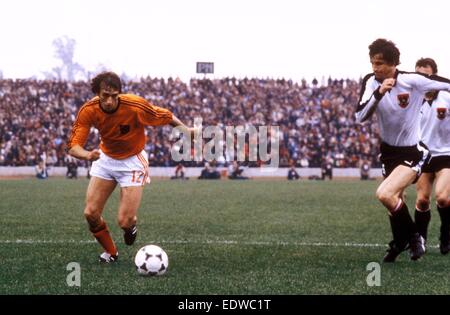 14.06.1978 Rob Rensenbrink (Olanda) sulla sfera gchallenged di Gerhard Breitenberger (Austria) 1978, la fase finale della Coppa del Mondo, gruppo A, Holland versus Austria si è conclusa il 5:1 Foto Stock