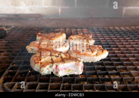Bistecche di carne fresca di essere cucinati alla griglia Foto Stock