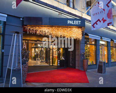 Paleet shopping centre in Karl Johans gate Oslo Norvegia, illuminazione per i clienti nella stagione invernale con tappeto rosso Foto Stock