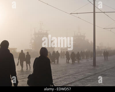 Una mattinata nebbiosa nel porto di Oslo Norvegia Nesodden traghetto passeggeri appena arrivati, silhouette di passeggeri scendono Foto Stock