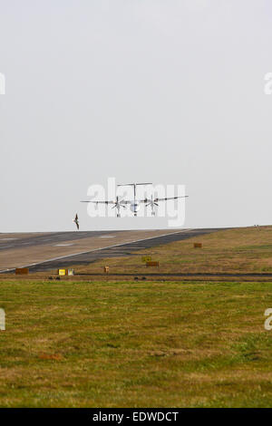 Flybe aeromobile durante un atterraggio difficile in condizioni ventose a Leeds Bradford Airport Foto Stock