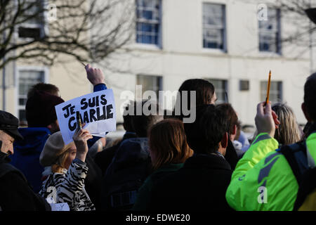 Bristol, Regno Unito. Il 10 gennaio, 2015. Banner e le matite sono tenuti ad alta al rally a sostegno del francese satirical, Charlie Hebdo Credito: Rob Hawkins/Alamy Live News Foto Stock