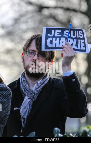 Bristol, Regno Unito. Il 10 gennaio, 2015. Un banner e pencilare trattenuto da un uomo al rally a sostegno del francese satirical, Charlie Hebdo Credito: Rob Hawkins/Alamy Live News Foto Stock