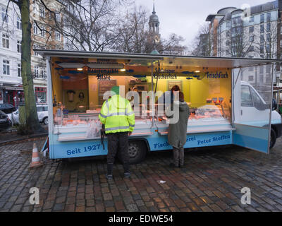 Piazza Grossneumarkt Amburgo Germania, settimanale mercato del sabato mattina, pescivendoli stallo, fornitori e clienti Foto Stock