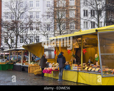 Piazza Grossneumarkt Amburgo Germania, settimanale mercato del sabato mattina, bancarelle, i fornitori e i clienti Foto Stock