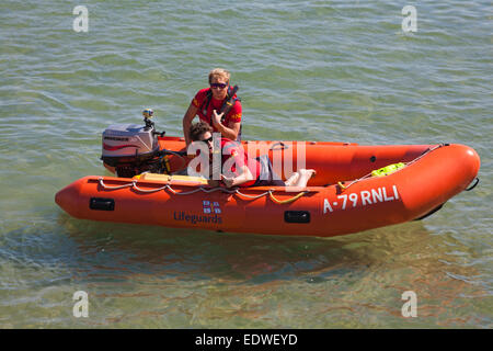 I bagnini RNLI pattugliano in gommone a Bournemouth, Dorset UK in agosto Foto Stock