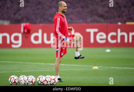 Doha in Qatar. Decimo gen, 2015. Monaco di Baviera head coach Pep Guardiola in azione durante una sessione di formazione a Doha, Qatar, 10 gennaio 2015. Il Bayern Monaco rimane in Qatar fino al 17 gennaio 2015 per preparare per la seconda metà della Bundesliga tedesca stagione. Foto: Sven Hoppe/dpa/Alamy Live News Foto Stock