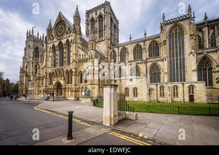 York Minster - sud della facciata del Duomo con il rosone sul transetto sud Foto Stock