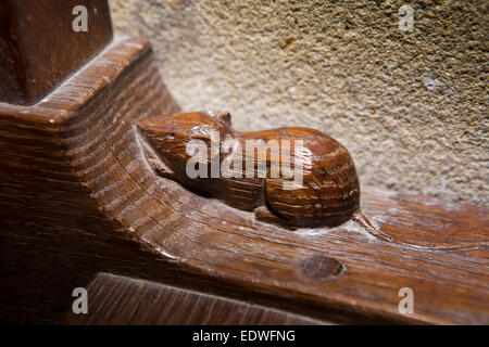 Regno Unito, Inghilterra, Yorkshire, Goathland, chiesa di Santa Maria, 'mouseman' Robert Thompson mouse scolpito sull altare in legno di quercia rail Foto Stock