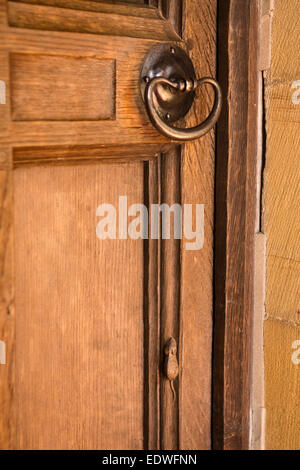 Regno Unito, Inghilterra, Yorkshire, Goathland, chiesa di Santa Maria, 'mouseman' Robert Thompson mouse sulla porta Foto Stock