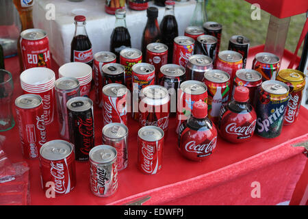 Varie classic coca-cola lattina in alluminio e la bottiglia. Foto Stock