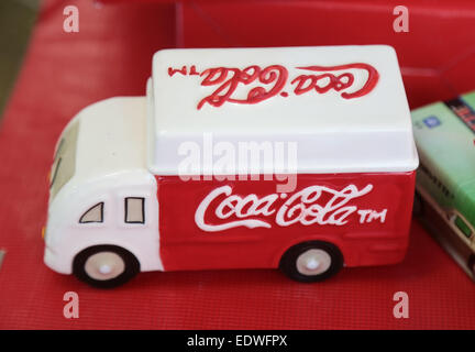 Varie classic coca-cola souvenir come toy van. Foto Stock