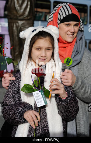 Nottingham, UK. 10 gennaio 2015 .Oggi Nottingham comunità musulmane si sono riuniti intorno alla piazza del mercato vecchio dare i due mila rose rosse al popolo di Nottingham e diffusione ''amare la pace e l armonia'',l'evento era di celebrare la nascita del profeta Maometto e ricordati che gli attacchi terroristici in Francia con lo scopo di unire la comunità .Nottinghamshire la polizia e la criminalità commissario Paddy il ribaltamento di partecipare alla manifestazione e ha tenuto un discorso lungo con l Imam Khalid Hussain . Credito: IFIMAGE/Alamy Live News Foto Stock