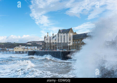 Aberystwyth, Wales, Regno Unito. Il 10 gennaio 2015. Come una tempesta atlantica passa sopra la Gran Bretagna, onde enormi crash davanti al vecchio collegio a Aberystwyth. Credito: Alan Hale/Alamy Live News Foto Stock