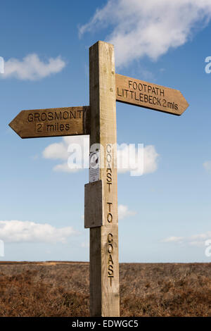 Regno Unito, Inghilterra, Yorkshire, Grosmont, North Yorkshire Moors Coast to Coast a lunga distanza sentiero segno Foto Stock