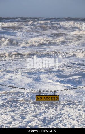 Blackpool, Lancashire, Regno Unito. Mare mosso a Blackpool nel Lancashire. Nessun segno di accesso con il mare ampie sul lungomare. Foto Stock