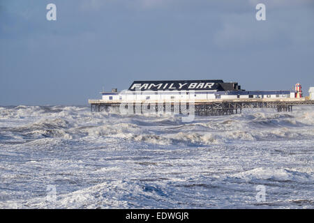 Blackpool, Lancashire, Regno Unito - mare mosso intorno a Blackpool Central Pier Foto Stock