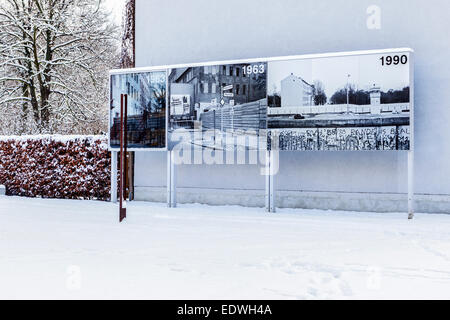 Il Memoriale del Muro di Berlino dopo la neve in inverno. Le fotografie documentano la storia della parete, Bernauerstrasse, Mitte Foto Stock