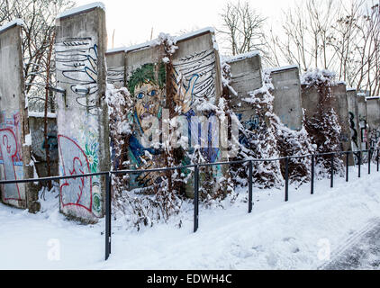 Lastre della parete coperto di graffiti presso il Memoriale del Muro di Berlino dopo la neve in inverno, Bernauerstrasse, Mitte di Berlino Foto Stock