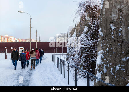 Il Memoriale del Muro di Berlino dopo la neve in inverno. Rusty poli e resti di parete e la parete delle vittime' foto, Bernauerstrasse, Mitte Foto Stock