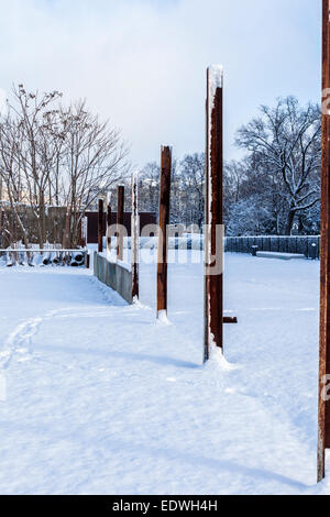 Il Memoriale del Muro di Berlino dopo la neve in inverno. Rusty poli e resti di parete Visualizza sito di parete, Bernauerstrasse, Mitte Foto Stock