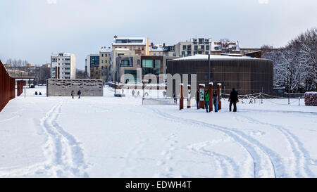 Cappella della Riconciliazione al Memoriale del Muro di Berlino dopo la neve invernale, nel quartiere Mitte di Berlino, Germania Foto Stock
