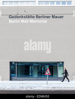 Il Memoriale del Muro di Berlino centro visitatori e area di visualizzazione dopo la neve in inverno. Foto Stock