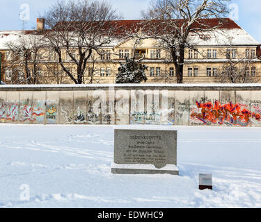 Memoriale del Muro di Berlino - monumento di pietra del Sophien Parrocchia e coperto di graffiti muro di Berlino dopo la neve invernale Foto Stock