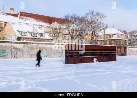 Memoriale del Muro di Berlino dopo la neve in inverno. Parete in cemento resti e parete di vittime' foto, Bernauerstrasse, Mitte di Berlino Foto Stock