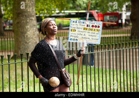 La donna come oratore a Speakers Corner Hyde Park Londra dove chiunque può avere la libertà di parola Foto Stock