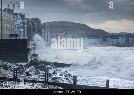 Aberystwyth, Wales, Regno Unito. Il 10 gennaio 2015. Meteo REGNO UNITO come una tempesta atlantica passa sopra Aberystwyth mare fuori la città del nord della spiaggia è '' ebollizione Credito: Alan Hale/Alamy Live News Foto Stock