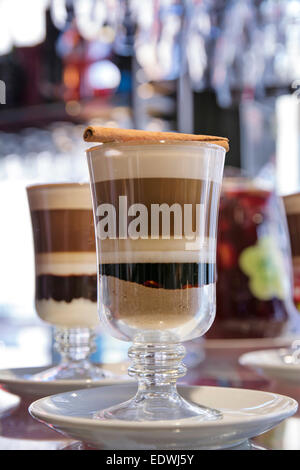 Tazza di cappuccino a tre colori con fetta cookie. Foto Stock