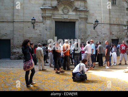 Gruppo di turisti davanti alla chiesa in Plaça Sant Felip Neri, Barcellona. Foto Stock