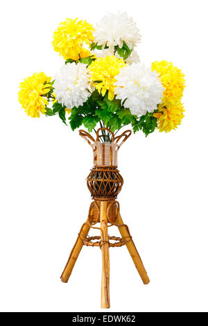 Fiori artificiali e vimini vaso di legno Foto Stock