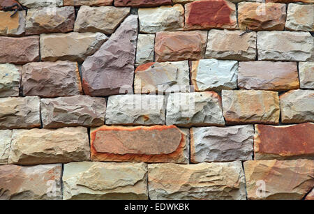 Moderne forme irregolari di pietra di colore rosso mattone sfondo a parete Foto Stock
