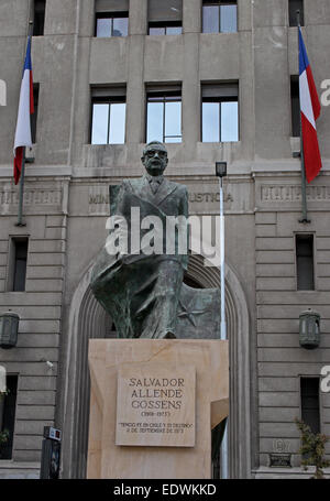 La statua del presidente Cileno Salvador Allende, a Santiago del Cile. Foto Stock