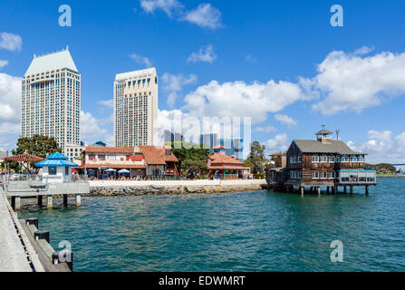 L'Embarcadero al Seaport Village guardando verso il molo Cafe e alberghi round Convention Center, San Diego, California, Stati Uniti d'America Foto Stock