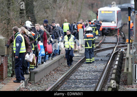 Amburgo, Germania. Decimo gen, 2015. Fatto deragliare un treno della metropolitana sorge vicino al Fuehlsbuettel stazione Nord dopo la guida su una struttura ad albero rovesciato ad Amburgo, Germania, 10 gennaio 2015. Secondo il dipartimento dei vigili del fuoco, nessuno è stato ferito. L'uragano "Felix" è la seconda tempesta a colpire il nord della Germania entro due giorni. Foto: BODO SEGNA/dpa/Alamy Live News Foto Stock