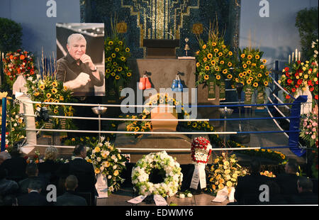 Amburgo, Germania. Decimo gen, 2015. Un ritratto di immagine e la bara del tardo boxing coach Fritz Sdunek è sul display durante un servizio funebre ad Amburgo, Germania, 10 gennaio 2015. Sdunek morì per un attacco di cuore età 67 il 22 dicembre 2014. Foto: Marcus Brandt/dpa/Alamy Live News Foto Stock