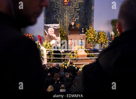 Amburgo, Germania. Decimo gen, 2015. Ex boxe pro e campione del mondo Vitali Klitschko offre un discorso durante un servizio funebre del tardo boxing coach Fritz Sdunek ad Amburgo, Germania, 10 gennaio 2015. Sdunek morì per un attacco di cuore età 67 il 22 dicembre 2014. Foto: Marcus Brandt/dpa/Alamy Live News Foto Stock