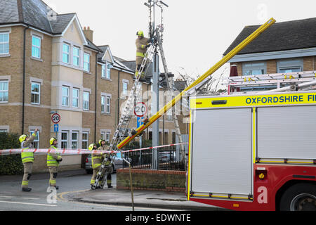 Oxford, Inghilterra 10 gennaio 2015. Oxford Vigili del fuoco rendono sicure segnaletica di un ristorante di Summertown, Oxford. Credito: Credito: Pete Lusabia/ Alamy Live News Foto Stock