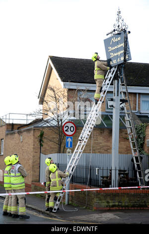 Oxford, Inghilterra 10 gennaio 2015. Oxford Vigili del fuoco rendono sicure segnaletica di un ristorante di Summertown, Oxford. Credito: Credito: Pete Lusabia/ Alamy Live News Foto Stock